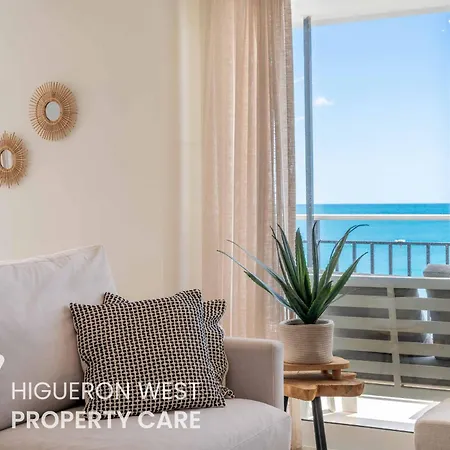 Casa Niza - 3-bedroom Beachfront Apartment, Carvajal Beach, Fuengirola